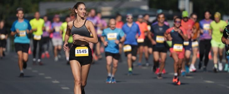 Hundreds of runners running in a marathon